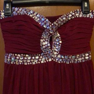Selling a maroon homecoming dress!